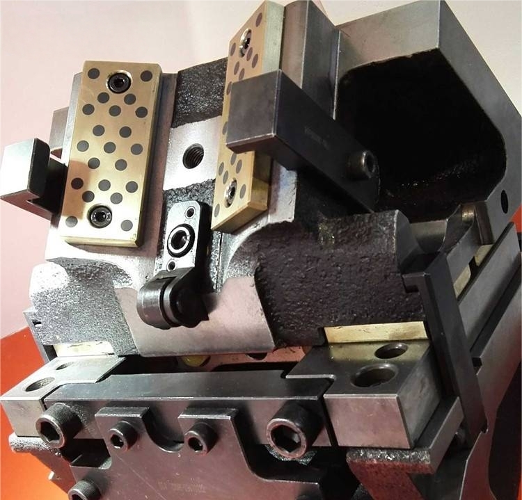 Applicazione di piastre scorrevoli auto-lubrificanti intarsiate a base di rame nelle stampi di timbrazione automobilistica